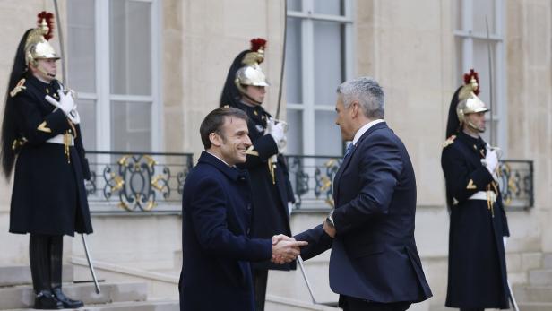 Frankreichs Präsident Emmanuel Macron nahm bei seinem Sondergipfel auch Bundeskanzler Karl Nehammer in Empfang