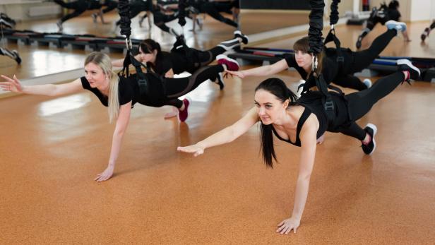 Frauen beim Bungee Fitness