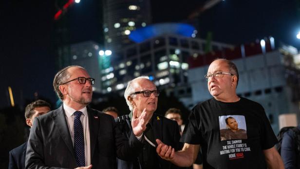 Gilad Korngold (r.), Daniel Shek  („Vermisste Familien- und Geisel-Forum“) und Minister Schallenberg in Tel Aviv