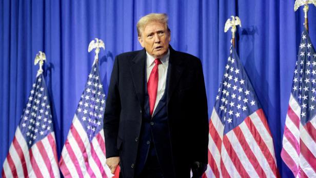 Donald Trump vor US-Flaggen in Michigan