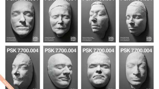 Eine Collage von acht Totenmasken auf grauen Plakaten für Caritas Mobiles Hospiz.