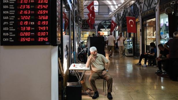 Ein Mann vor einer Wechselstube auf dem Großen Basar in Istanbul.