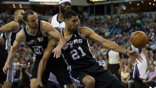 Die Spurs (hier Manu Ginobili und Tim Duncan) setzten ihre Siegesserie fort.