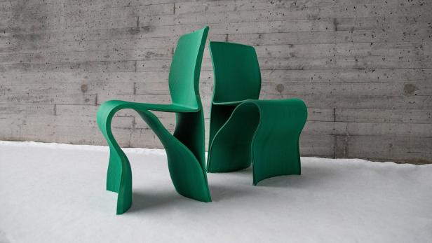 Zwei grüne Sessel in geschwungener Form