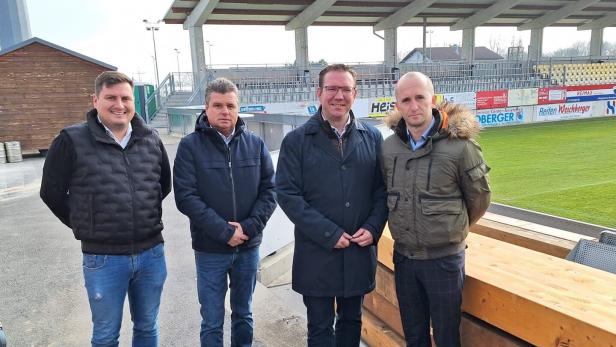 Präsentierten Neubau der Gästetribüne: Sportstadtrat Pfaffeneder, Sportdirektor Vetter, Bürgermeister Haberhauer, Vorstandsmitglied Reikersdorfer