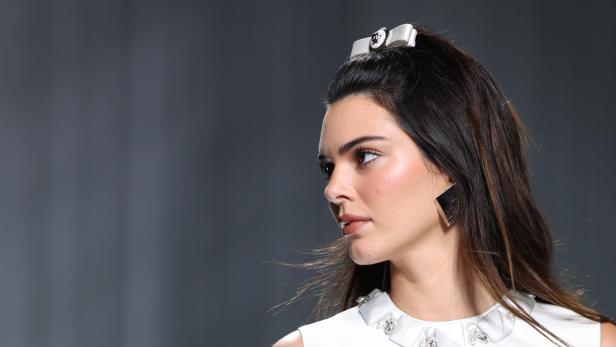 Kendall Jenner mit Haarspange und quadratischen Ohrringen.