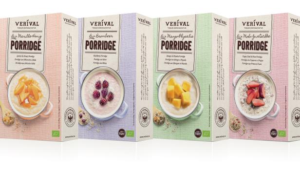 Vier Packungen Verival Bio Porridge in verschiedenen Sorten, darunter Marille-Honig und Brombeere.