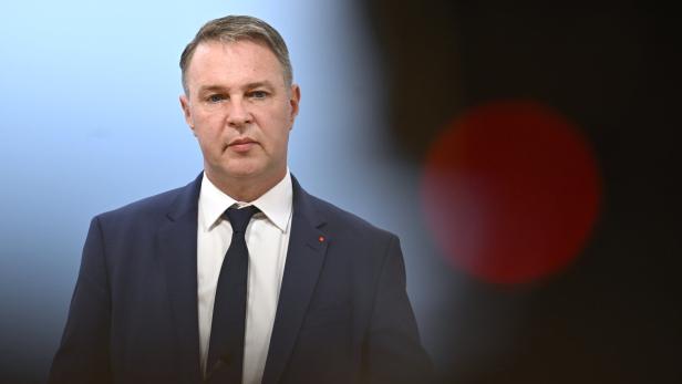 Vertrauen in die Politik: Nehammer legt zu, SPÖ-Chef Babler stürzt ab