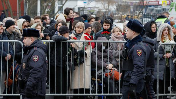 Verwirrung bei Nawalny-Beerdigung: Familie erhielt Leiche mit Verzögerung 