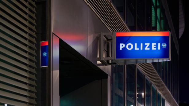 Polizeischild bei Nacht.