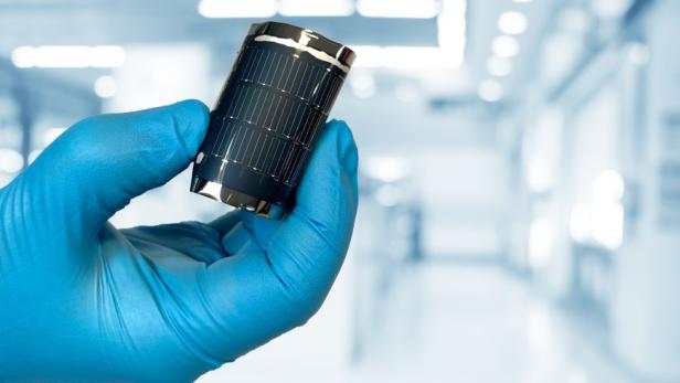 Symbolbild: Eine biegbare Solarzelle des Schweizer Forschungsunternehmens Empa