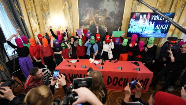 Inszenierte Kundgebung mit skandierter Hymne statt Pressekonferenz: Festwochen-Aktivismus am Freitag im Wiener Hotel Imperial