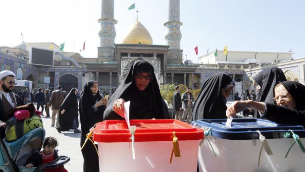 Wahlen im Iran: Geringe Wahlbeteiligung, Konservative liegen vorn