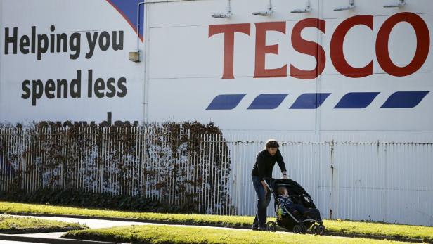 Sparkurs: Bei Tesco ziehen Untermieter ein, das Südkorea-Geschäft wurde verkauft, das Sortiment umgestellt, Artikel billiger verkauft. Tesco muss einen Schuldenberg von 22 Milliarden Pfund abbauen.