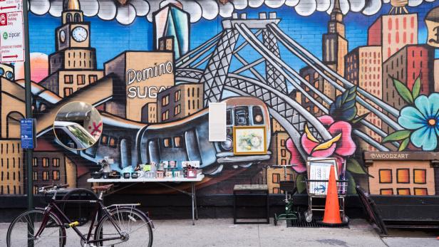 Fahrrad in New York vor einem bunten Graffiti auf der Straße