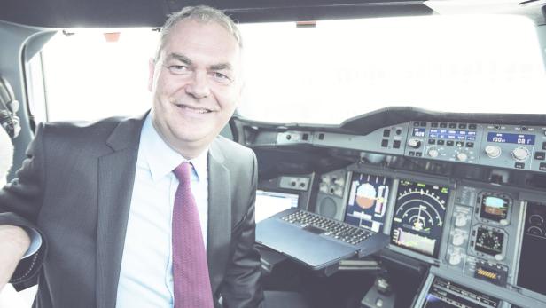 Emirates könnte schon Ende 2014 mit dem A-380 von Wien abheben – Vorstand Thierry Antinori im Airbus-Cockpit: &quot;Wir fliegen damit schon in Deutschland und der Schweiz, warum nicht auch in Österreich?&quot;