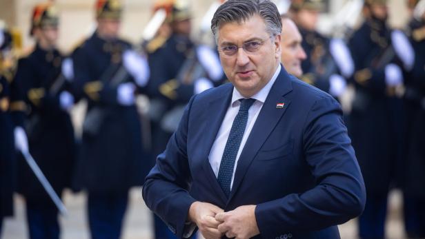 Premier Andrej Plenković steht vor einer Garde