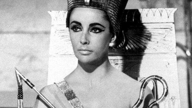 ARCHIV - Elizabeth Taylor als ägyptische Königin Cleopatra in dem gleichnamigen Monumentarfilm aus dem Jahr 1963. Die Schauspielerin und Hollywood-Legende Elizabeth Taylor ist tot. Das teilte ihre Agentin Sally Morrison laut ABC News mit. Die mehrfache Oscar-Preisträgerin starb im Alter von 79 Jahren. Foto: epa +++(c) dpa - Bildfunk+++