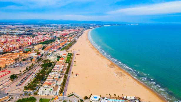 Blick aus der Luft auf Valencia und den sandigen Stadtstrand
