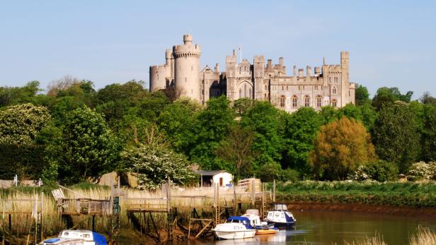 Arundel Castle thront über dem Fluss Arun, umgeben von üppigem Grün.