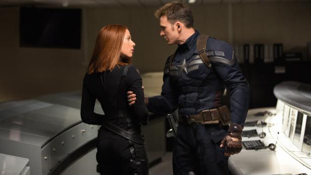 Black Widow und Captain America stehen in einem Kontrollraum und sprechen miteinander.