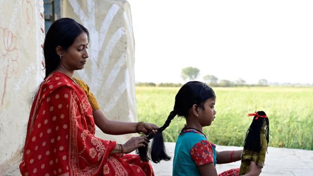 Mia Maelzer (li.) und Sajda Pathan als Mutter und Tochter in der niedrigsten Kaste Indiens: „Der Zopf“