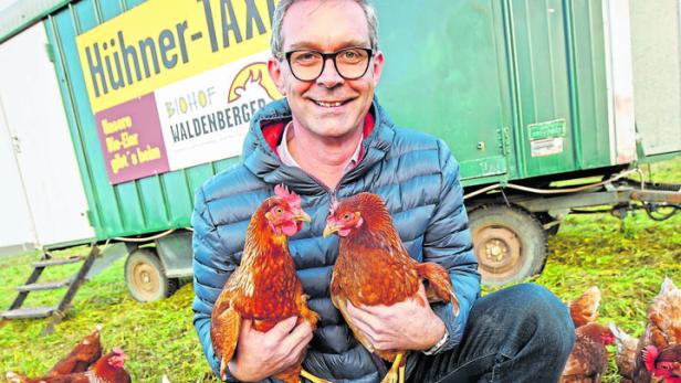 Franz Waldenberger mit seinem Hühner-Taxi. Er ist Biobauer und Präsident der Landwirtschaftskammer Oberösterreich