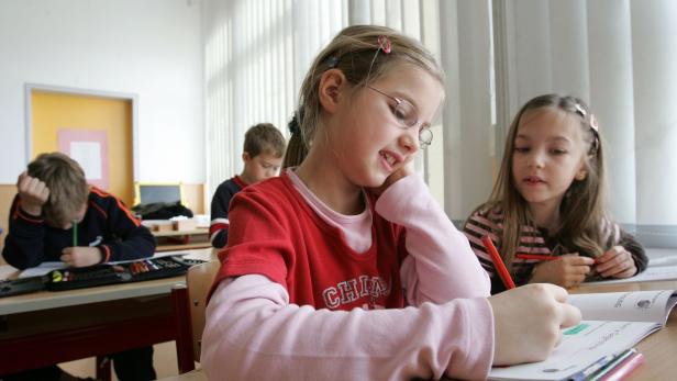 Die Mathe-Fähigkeiten von Mädchen werden unter-, ihre Sprachfähigkeiten überschätzt