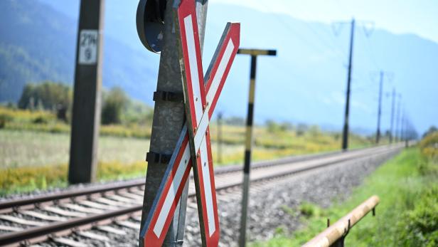 Zug erfasste Pkw während Übungsfahrt im Bezirk Wiener Neustadt