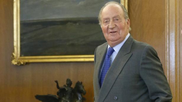 Juan Carlos I., der ehemalige König von Spanien, in einem grauen Anzug.