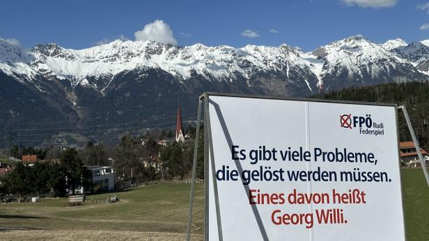 Tirols Grüne-Chef Gebi Mair hatte bereits am Wochenende ein Foto des Plakats veröffentlicht und von Hetze gesprochen