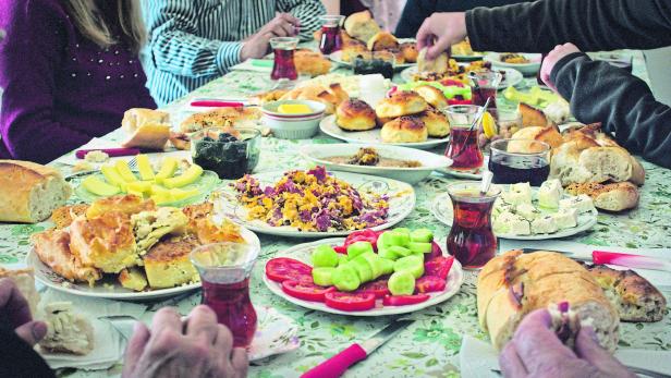 Ein voll gedeckter Tisch für das Fastenbrechen im Ramadan.