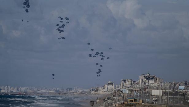 Am Donnerstag wurde die Zivilbevölkerung im Gazastreifen  mit Hilfsgütern aus der Luft versorgt