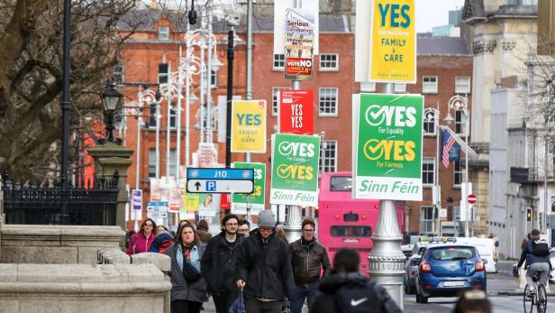 Vor dem Referendum prägen Plakate, die für „Ja“- bzw. „Nein“-Stimmen werben, das Stadtbild Dublins.
