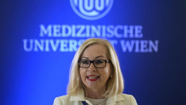 Anita Rieder, MedUni-Wien-Vizerektorin für Lehre steht vor einem blauen Hintergrund mit der Aufschrift "Medizinische Universität Wien"