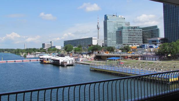Blick auf die Donau City in Wien mit dem Donauturm im Hintergrund.