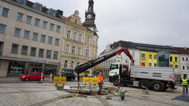 Arbeitstrupp baut letztes Fundament des Stadtbrunnens ab