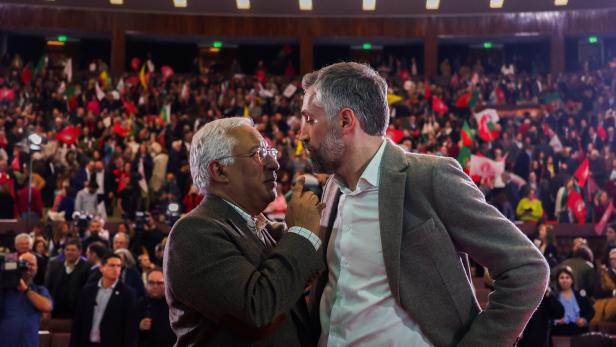 Der zurückgetretene sozialistische Premierminister Antonio Costa (r.) mit seinem nachfolger Pedro Nuno Santos (l.).