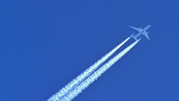 Flugzeug mit Kondensstreifen