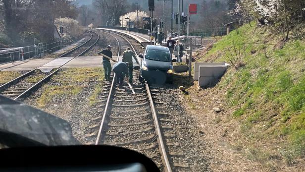 Frau geriet mit Auto auf dem Bahnübergang zwischen die geschlossenen Schranken.