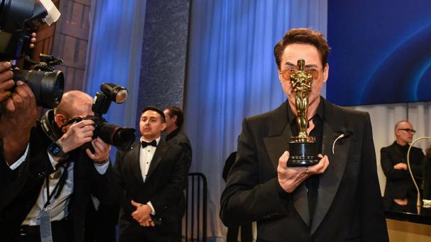 Robert Downey Jr. versteckte sich hinter seinem Oscar