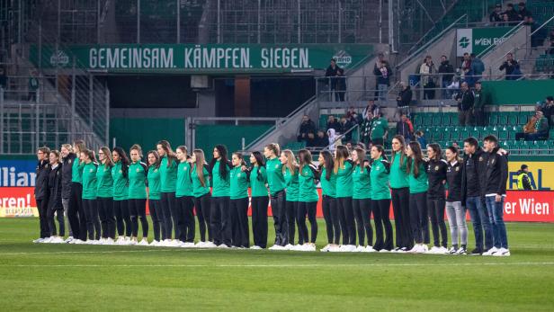 Begrüßung: Die Rapid-Frauen sangen mit 18.000 Fans die Vereinshymne