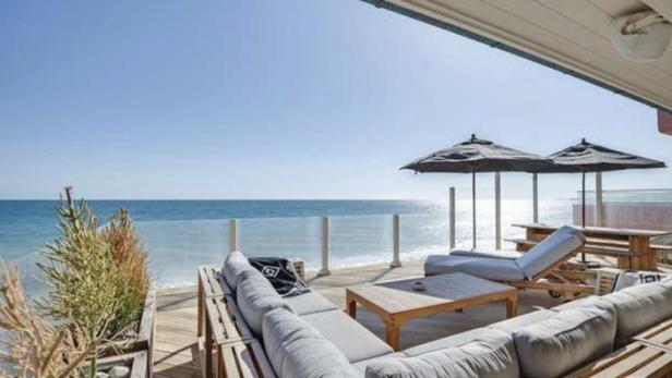 In Leos luxuriöser Strandvilla 1998 hat Leonardo DiCaprio das Strand-Domizil für rund 2 Millionen US-Dollar gekauft. Jetzt bietet er den am exklusiven Carbon Beach (auch bekannt als &quot;Billionaires Beach&quot;) in Malibu gelegenen Bungalow für knappe 11 Millionen feil.