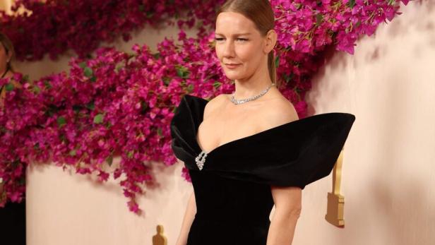 Diane Kruger in einer schwarzen Samtrobe auf dem roten Teppich.