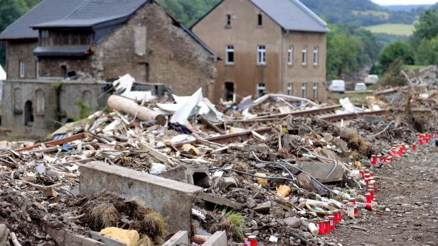 Trümmer und Grabkerzen in Ahrweiler