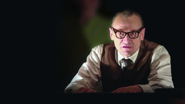 3650 Seiten Verhörprotokoll dienen als Grundlage für das Theaterstück von Rainer Lewandowski, Franz Froschauer spielt Adolf Eichmann