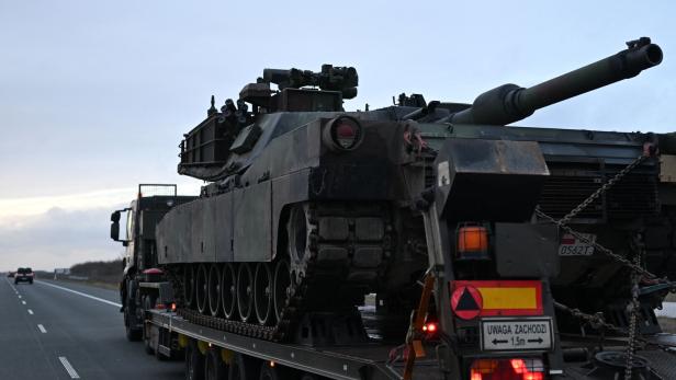 US-Nato-Transporter kappte Oberleitung: Verkehrschaos durch Sperre der A1