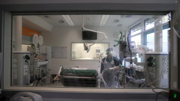 Medizinisches Personal kümmert sich um einen Corona-Patienten auf der Intensivstation des Universitätsklinikums Essen, Deutschland, 21. Oktober 2020.