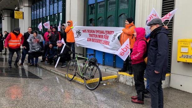 Demo im Regen: Fahrradboten protestierten in Wien in kleiner Runde