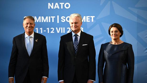 Symbolbild: Der rumänische Präsident Klaus Johannis, der litauische Präsident Gitanas Nauseda und seine Frau Diana Nausediene